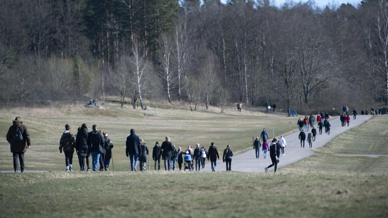 Decenas de personas dan un paseo en una soleada tarde de la pasada semana en uno de los parques de Estocolmo (Suecia).