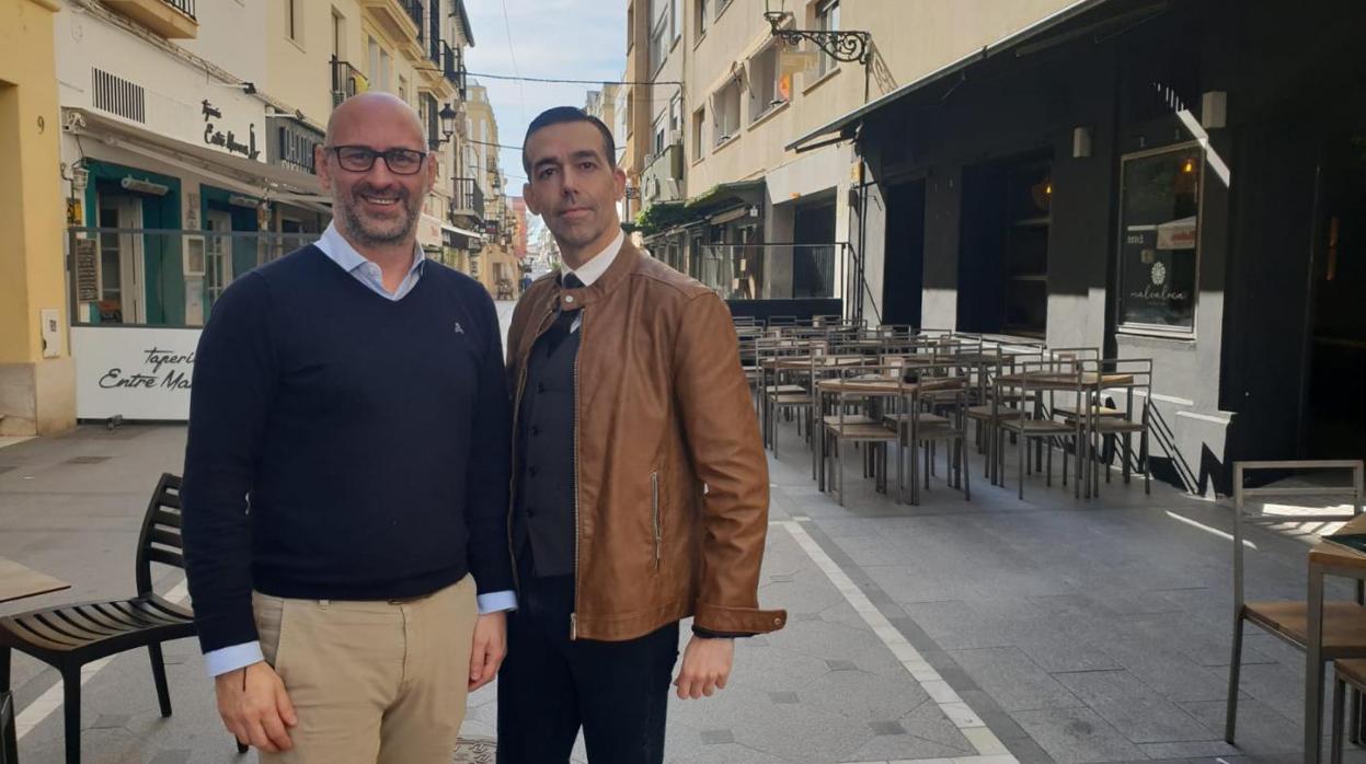 El pregonero Francisco José Figuereo junto a David Calleja, edil portuense de Fiestas, en una imagen de archivo.