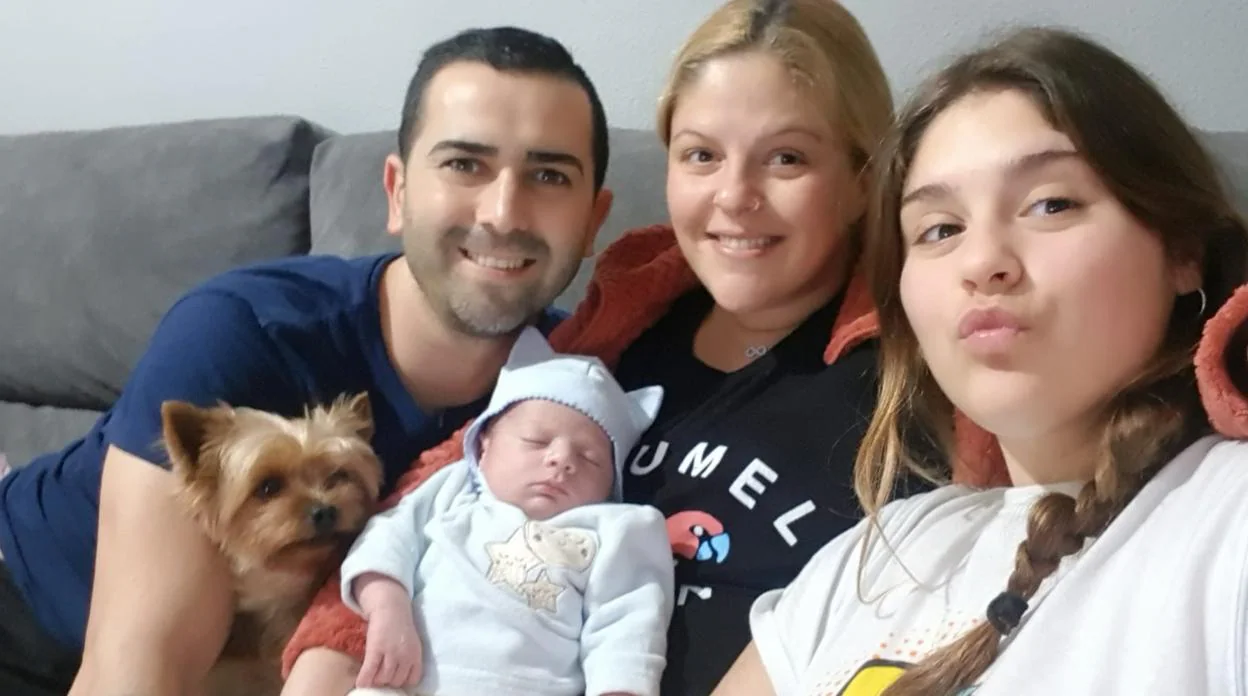 Rocío y Joaquí junto a su bebé y su hija Ainhoa, en casa tras salir del hospital Puerta del Mar