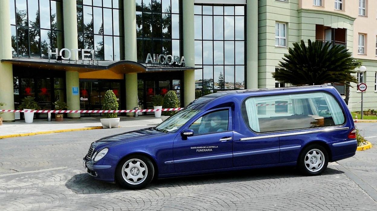 Un coche fúnebre junto a un hotel de Sevilla, este pasado domingo 29 de marzo