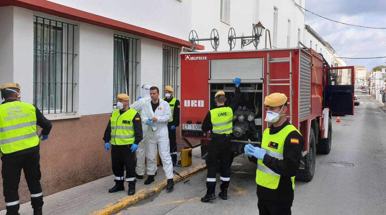 La UME desinfectó el 25 de marzo la Residencia de Mayores La Caridad, apoyando de esta forma una primera desinfección realizada por el Ayuntamiento