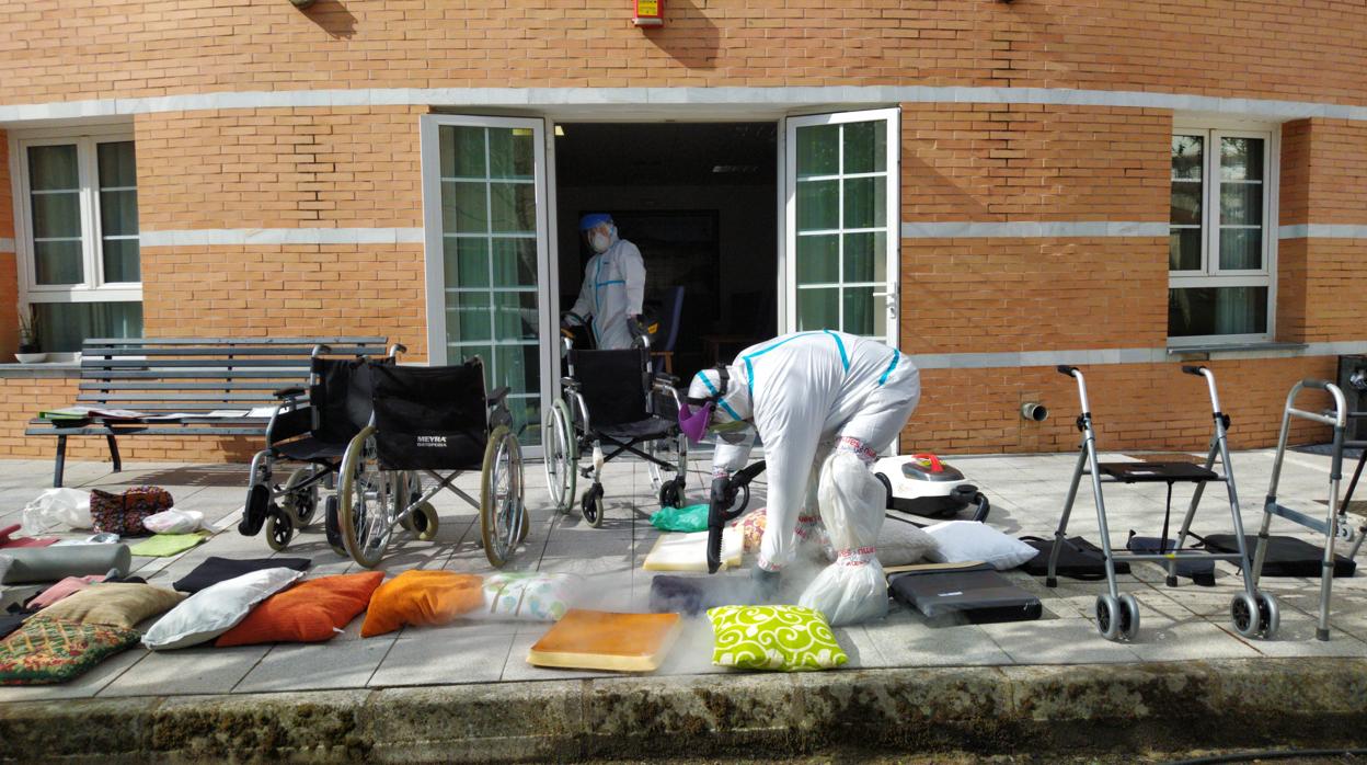 Desinfección en la residencia de ancianos de Alcalá del Valle.
