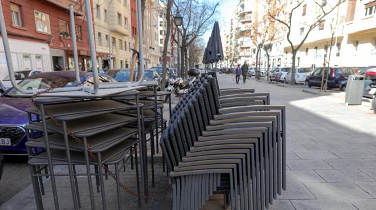 Terraza con las sillas recogidas.