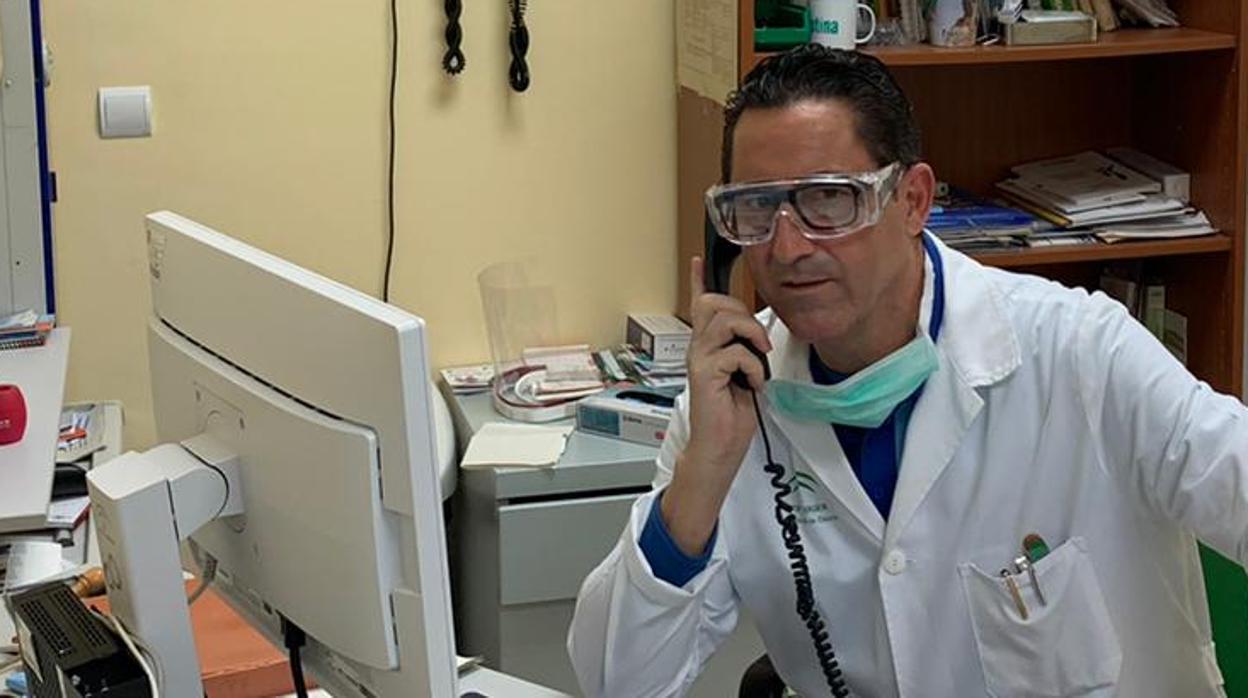 El médico Ángel López atiende una llamada telefónica desde su consulta en Cañada Rosal