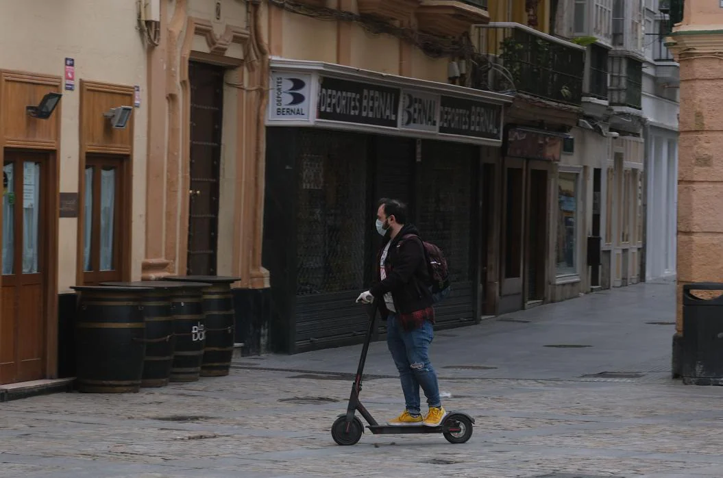 Los patinetes han dejado de verse, prácticamente, por las calles de Cádiz durante el Estado de Alarma.