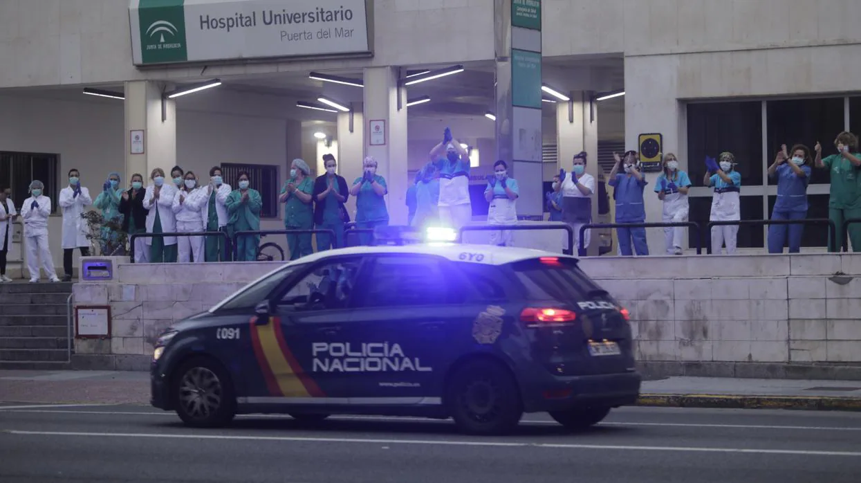 Profesionales del Hospital Universitario Puerta del Mar de Cádiz, durante el aplauso a los sanitarios en la tarde de ayer.