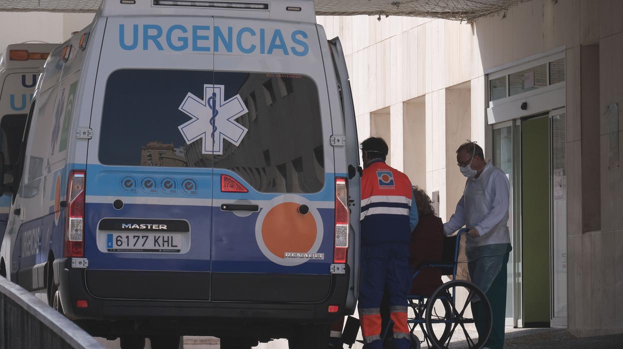 Uno de los accesos al hospital Puerta del Mar.