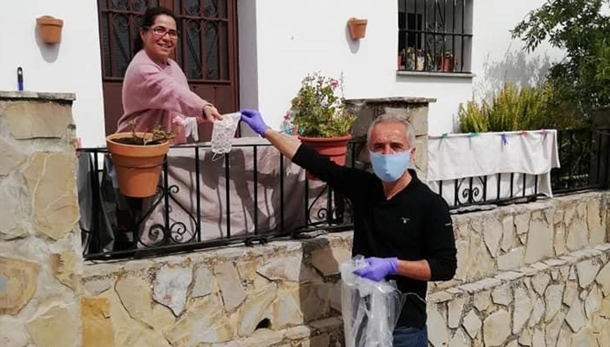 El alcalde, Alfonso Moscoso, repartiendo mascarilla a una vecina.