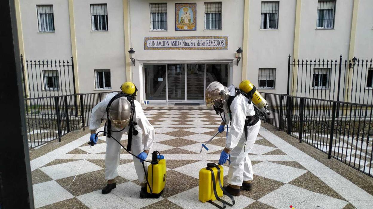 Trabajos de desinfección del Consorcio Provincial de Bomberos en la residencia.