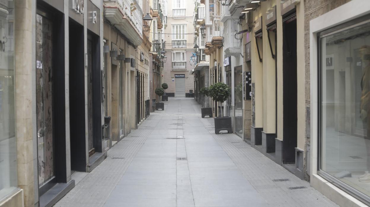 Comercios cerrados y calles desiertas en Cádiz