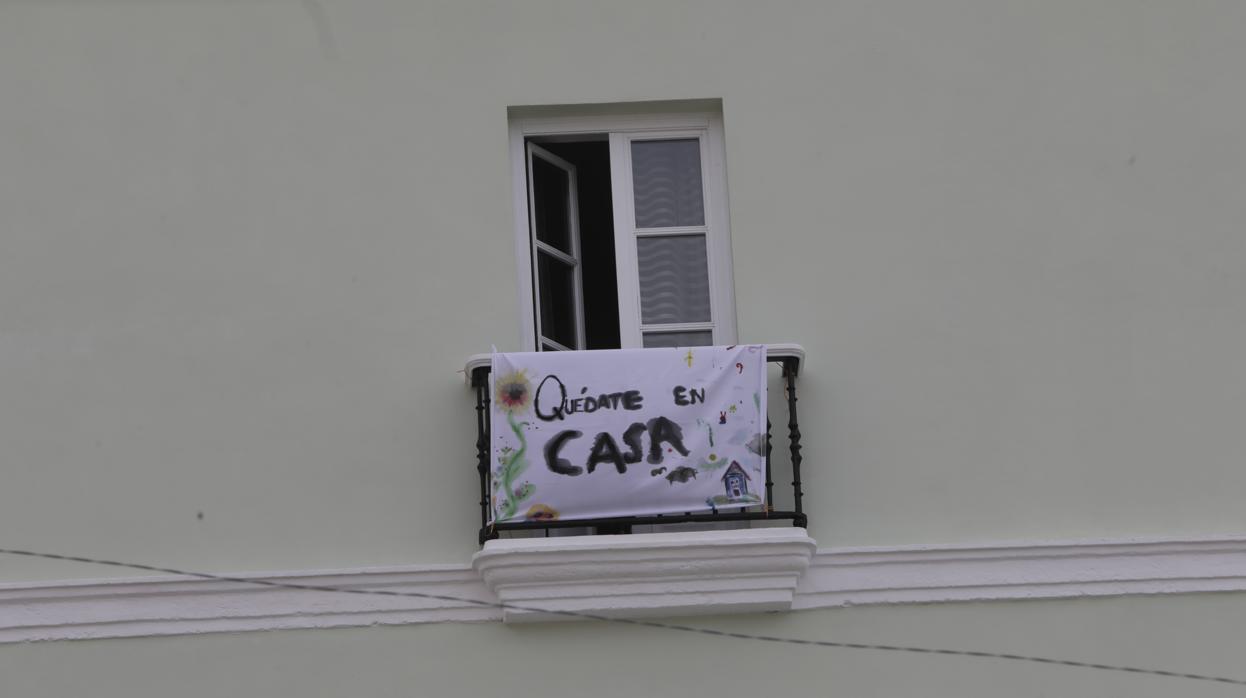 Un balcón del centro de Cádiz anima a guardar la cuarentena.
