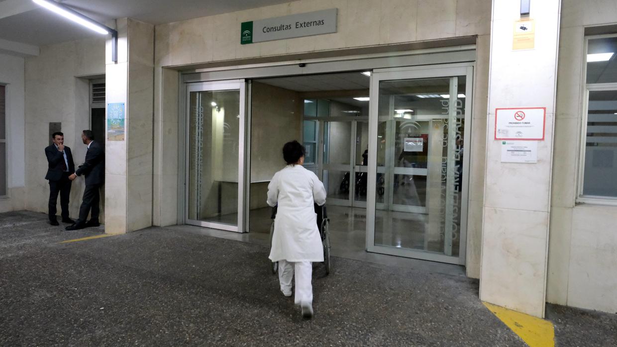 Entrada del área de Consultas Externas del hospital de Cádiz