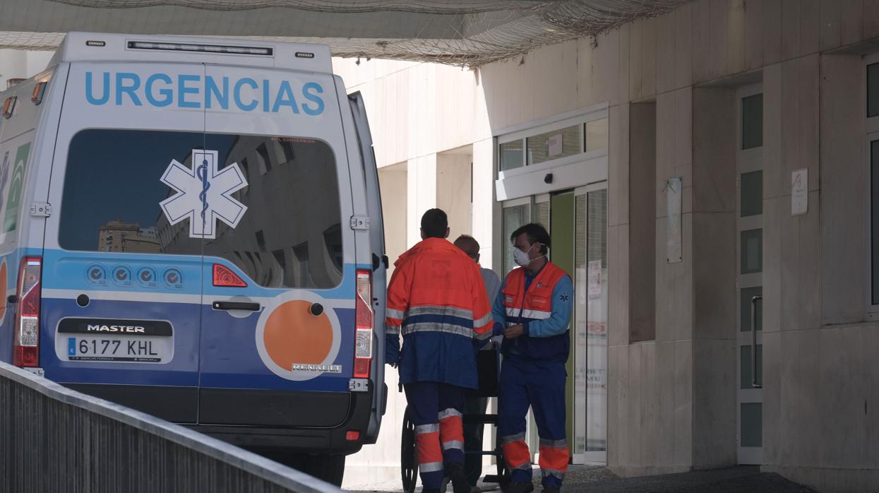 Ambulancia en el Hospital Puerta del Mar de Cádiz.