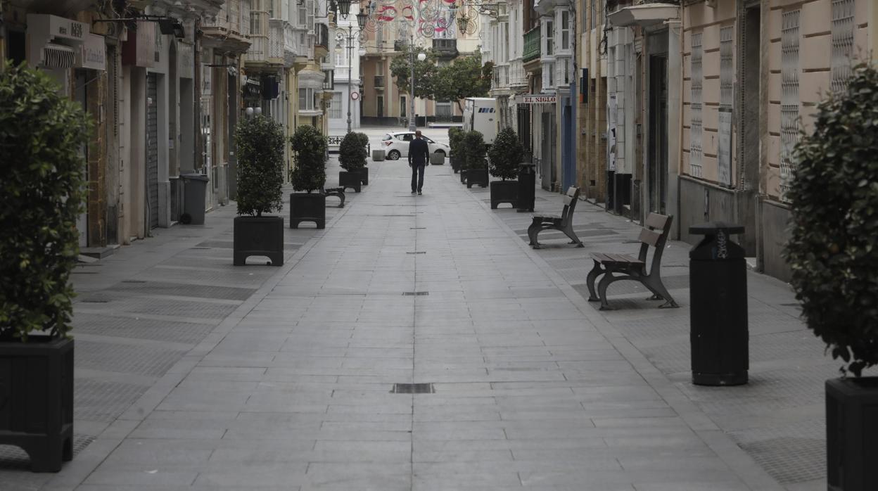 Desolación en las calles de Cádiz con el cierre de comercios y el confinamiento de la poblacion