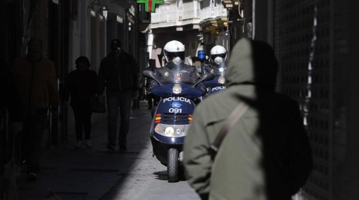 Agentes patrullan por el centro de la capital gaditana.