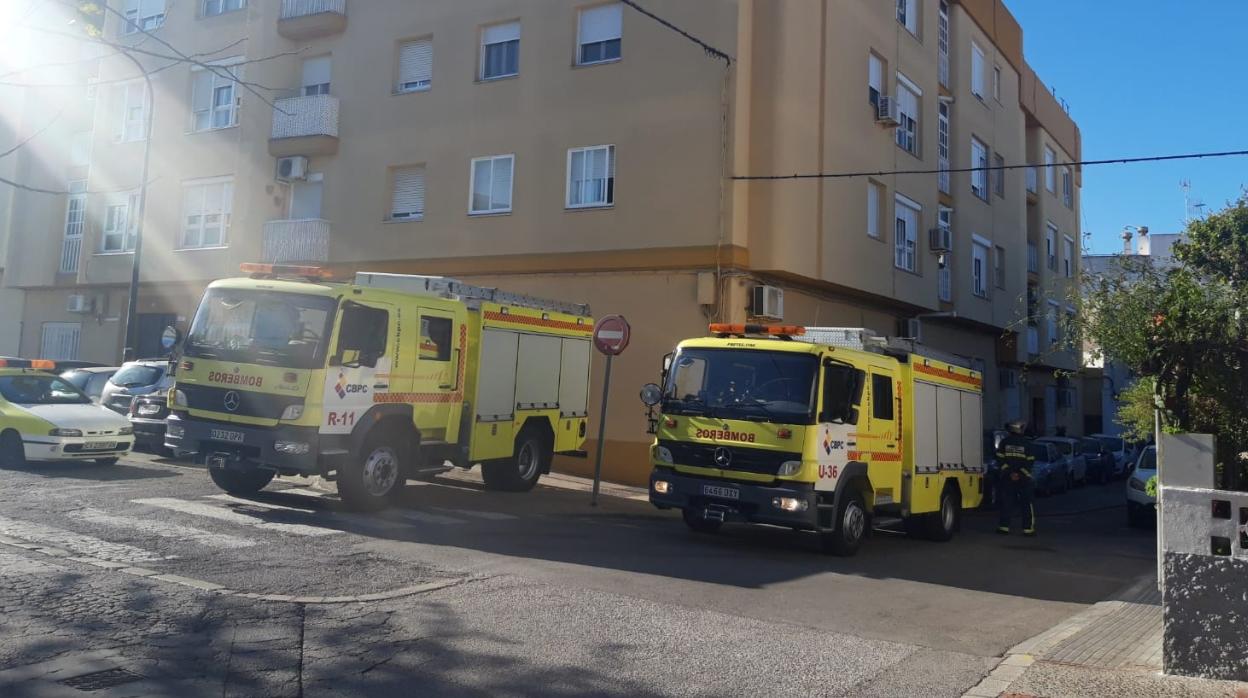 Bomberos de San Fernando efectuando un trabajo de extinción en calle Muros