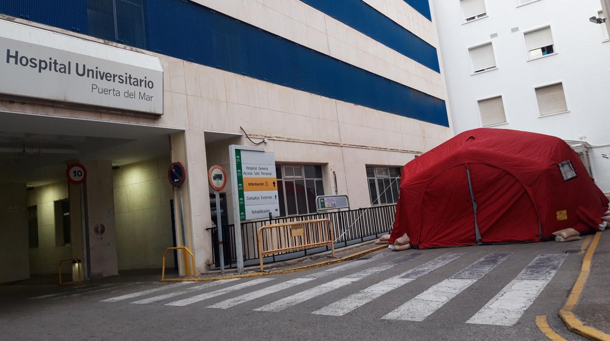 Carpa instalada en el hospital Puerta del Mar de Cádiz