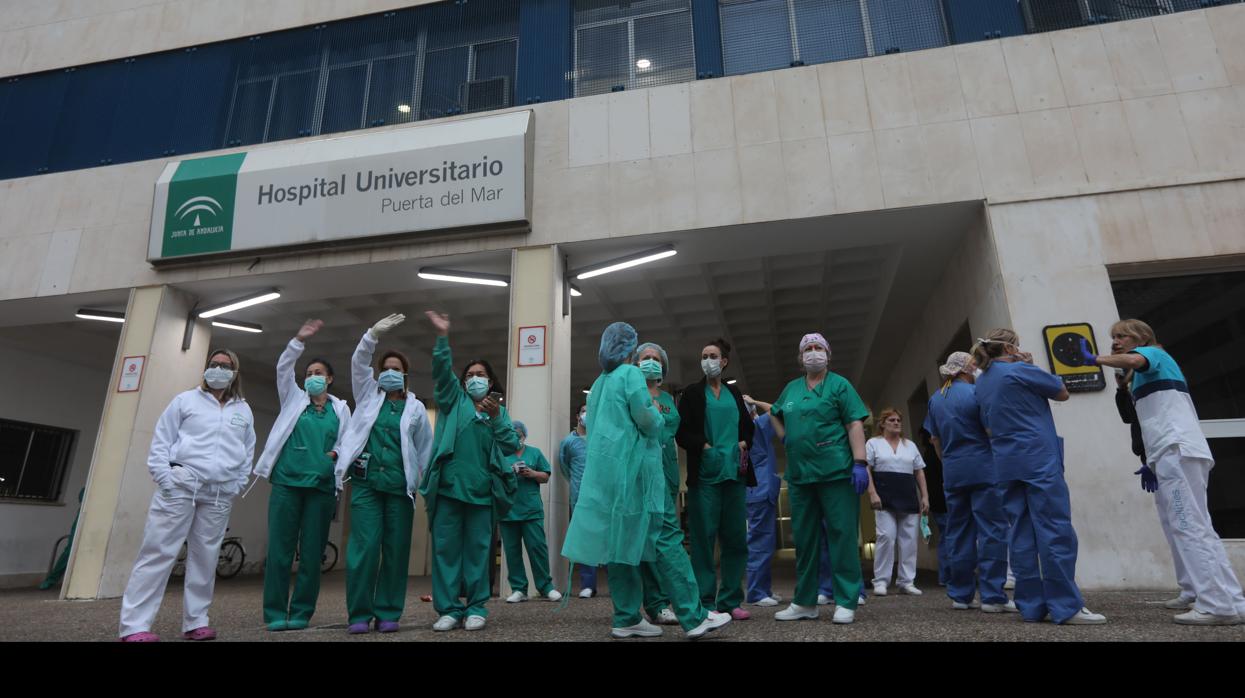 Profesionales sanitarios del hospital Puerta del Mar de Cádiz capital.