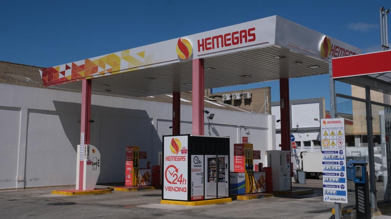 Gasolinera de Hemegas en la Zona Franca de Cádiz.