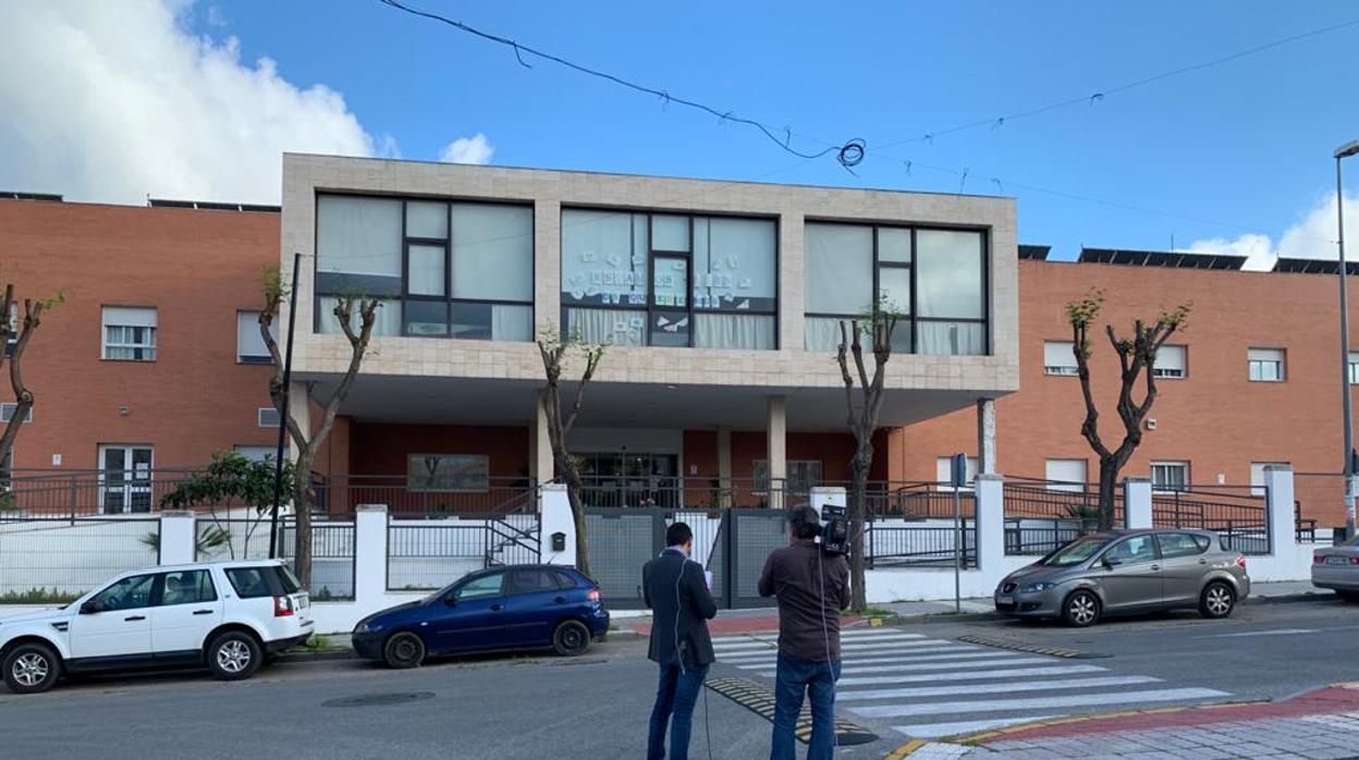 Dos periodistas ante las puertas de la residencia de mayores Joaquín Rosillo de San Juan