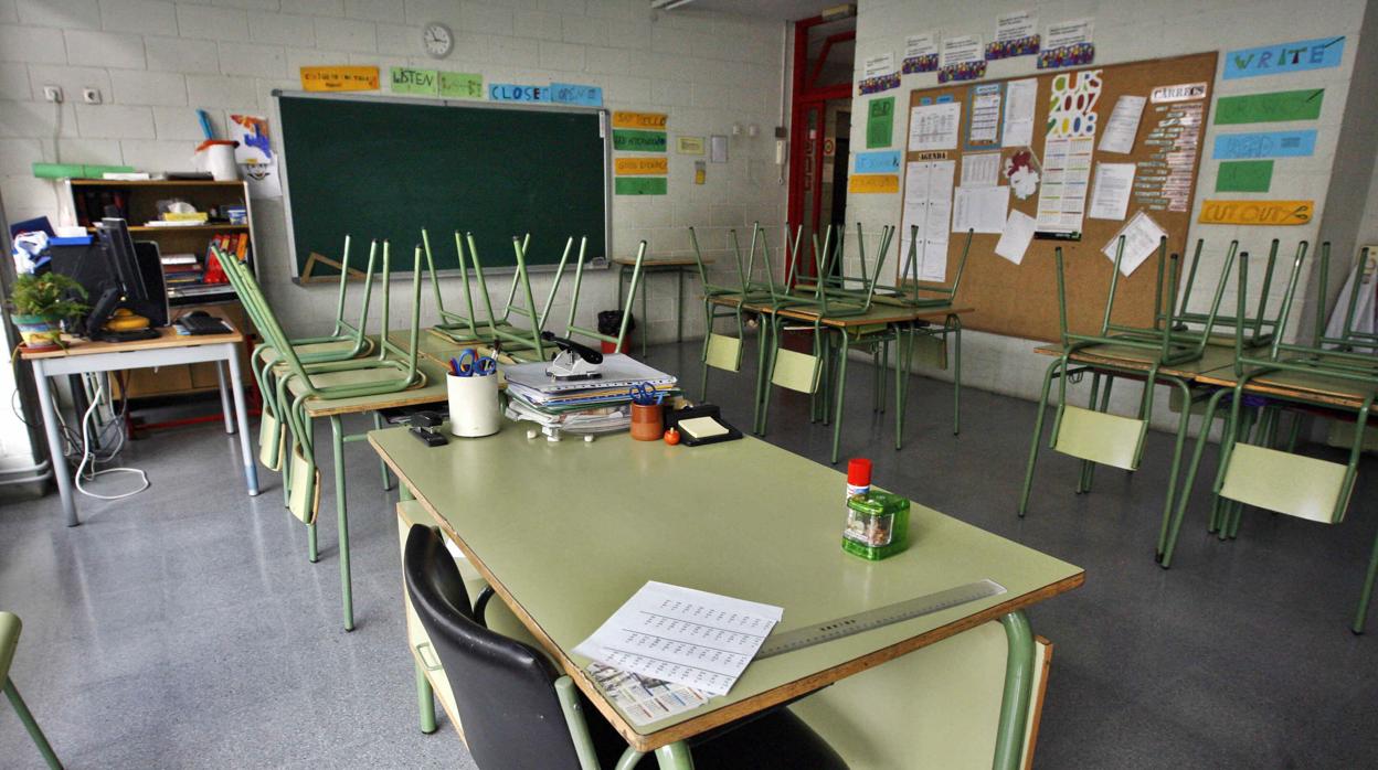 Aula de un colegio completamente vacía