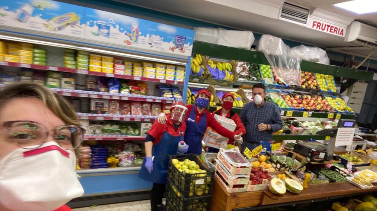 El empresario Paco Pazos junto a algunos trabajadores en el supermercado.