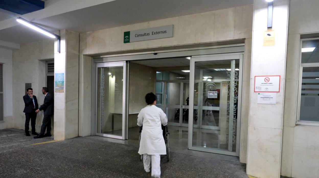 Una empleada del Hospital Puerta del Mar entra en el centro