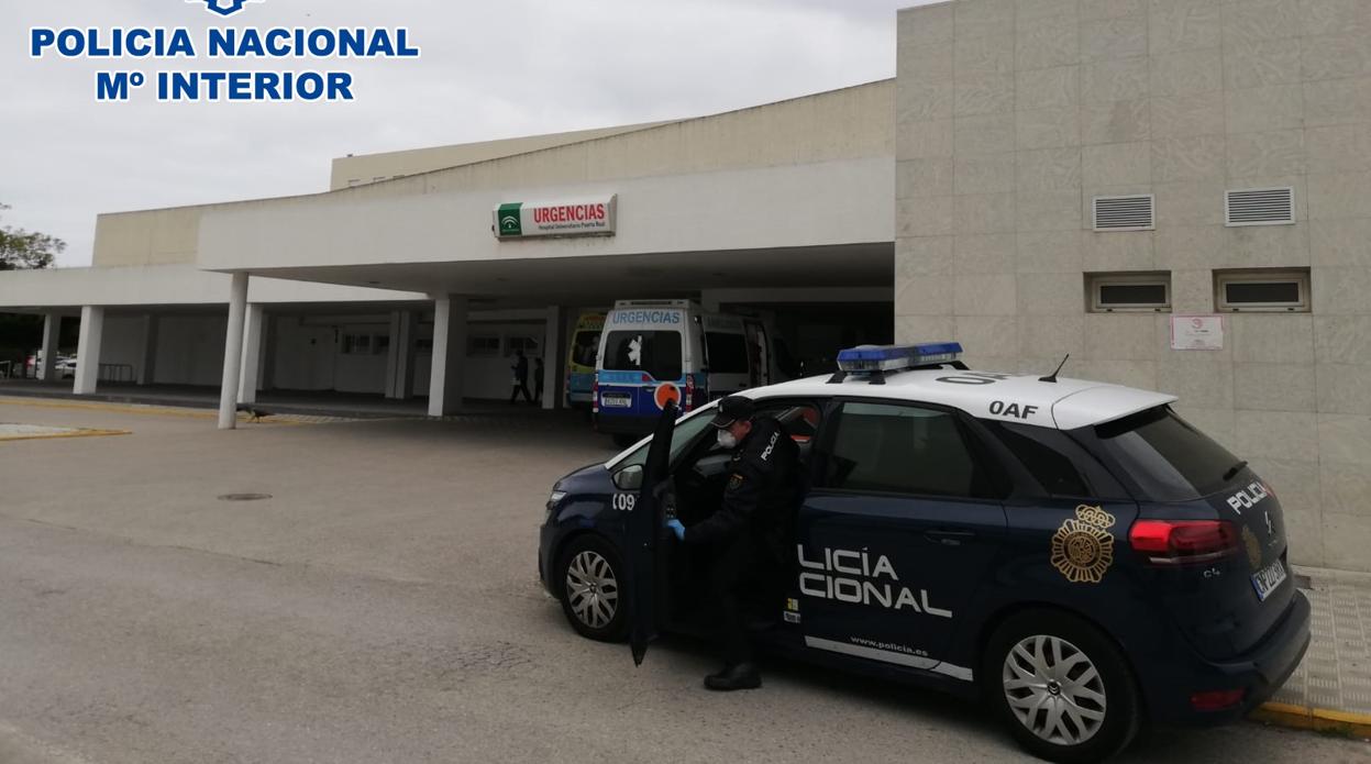 Miembro de la Policía Nacional en el hospital.