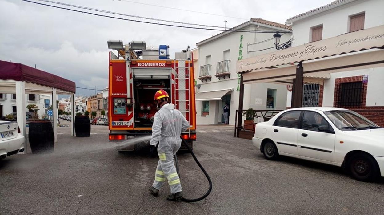 Los bomberos desinfectan las calles del pueblo en Montellano.