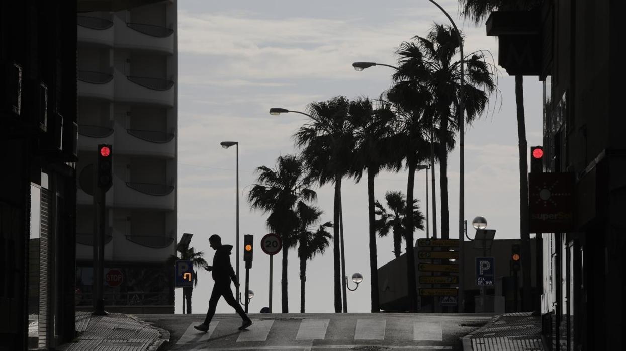 Un vecino de Cádiz cruza una atípica vacía plaza Ingeniero La Cierva.