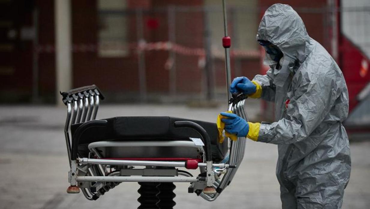 Un operario sanitario articulando una camilla hospitalaria.