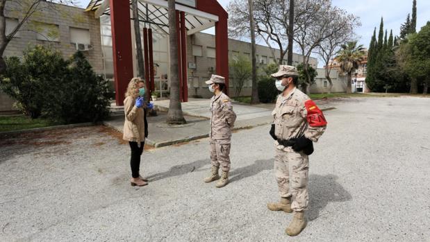 La Infantería de Marina desinfecta los centros educativos de El Puerto