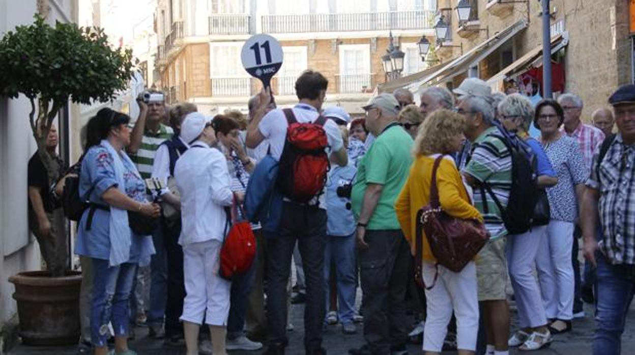 Un grupo de turistas en el centro de Cádiz