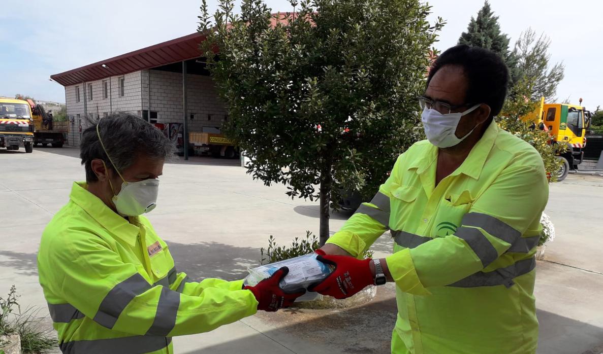 Fomento ha entregado 4.000 mascarillas en los 36 centros de conservación de Andalucía.