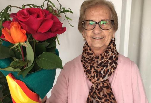 Vídeo: Flores, emoción y sorpresa de la Guardia Civil a una vecina de Cádiz por su 86 cumpleaños