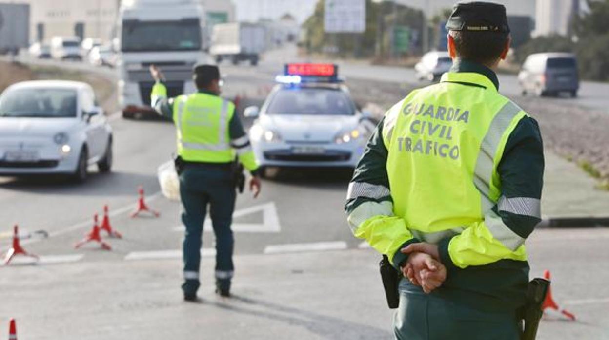 Interceptan a un joven de Algeciras 500 cajetillas de tabaco de contrabando en un control de tráfico