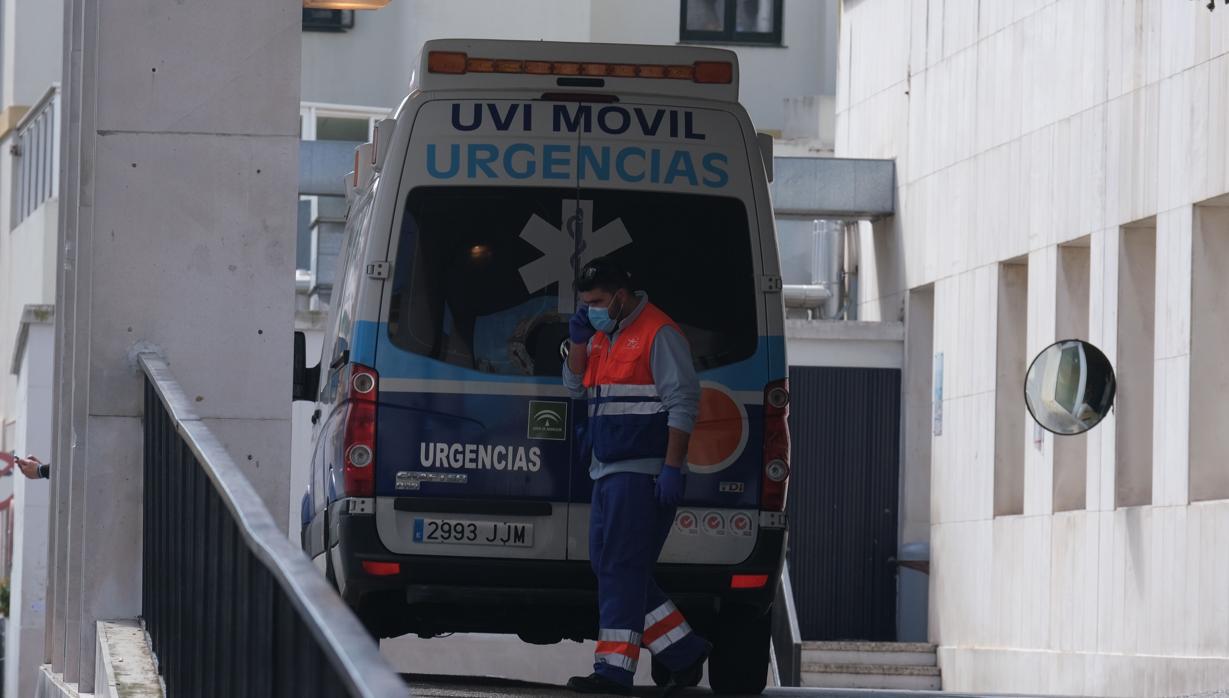 Un sanitario en urgencias del Hospital Puerta del Mar.