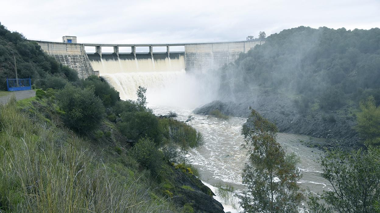 El pantano del Gergal desembalsando este viernes