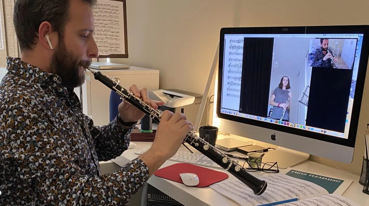 Vicent Giménez, profesor de oboe, durante una clase online con una alumna