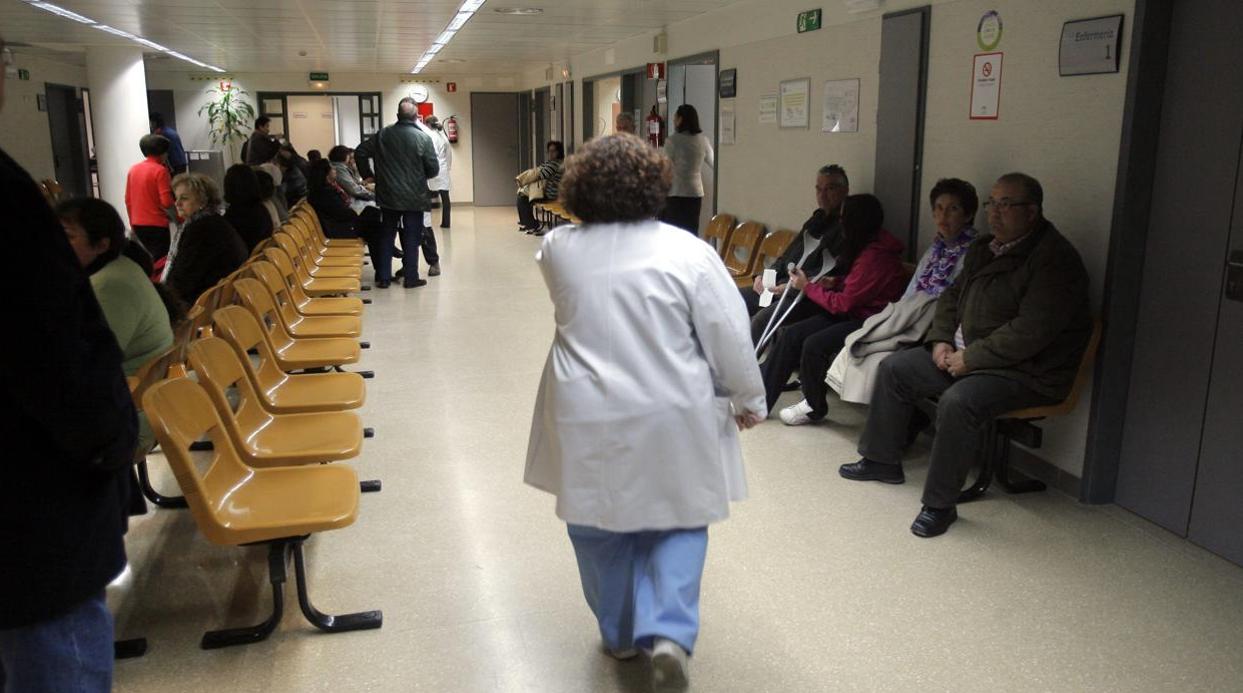 Pacientes esperan a ser atendidos en el centro de salud.