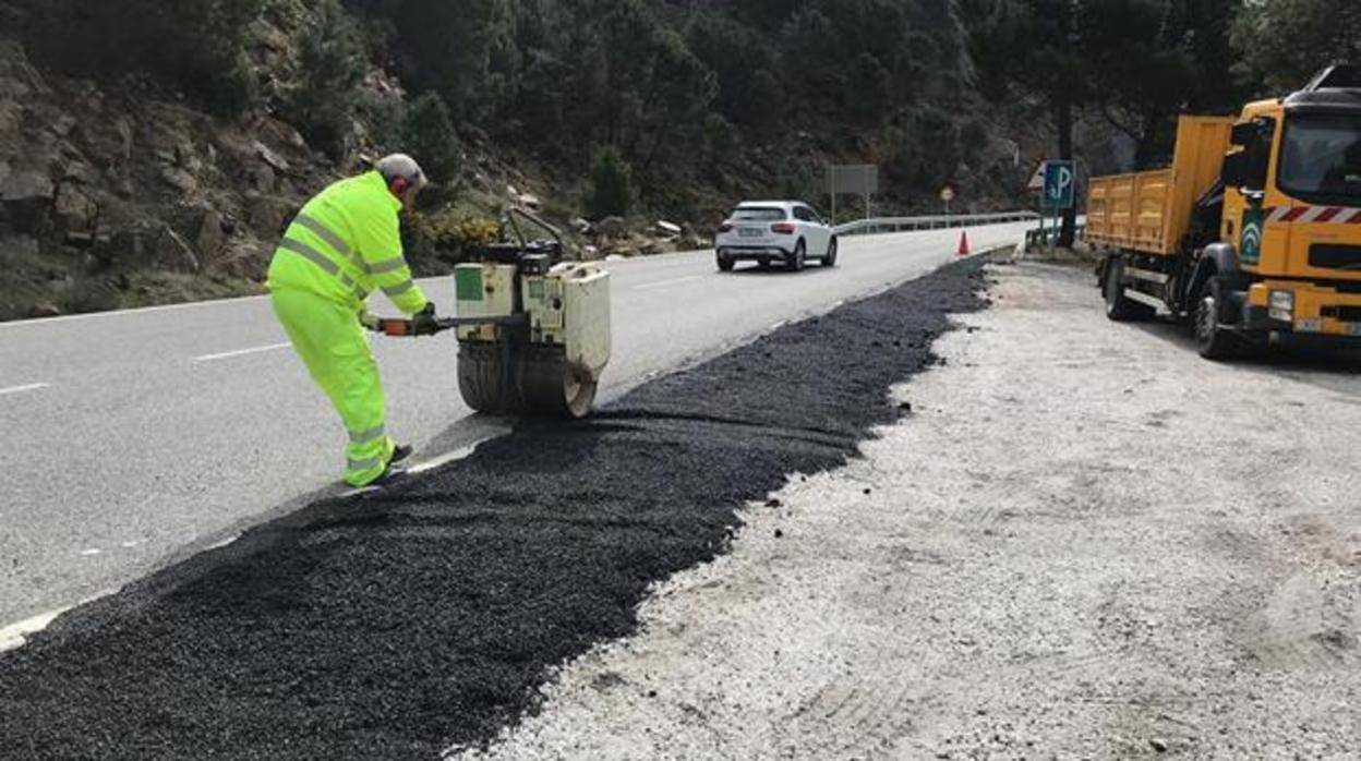 Un operario trabaja en el reasfaltado en una de las carreteras de la provincia de Sevilla