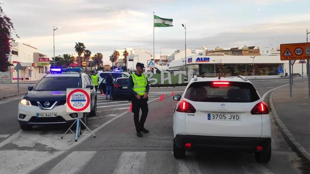 La Policía Local realiza 21 denuncias y más de 200 identificaciones en Barbate durante el fin de semana