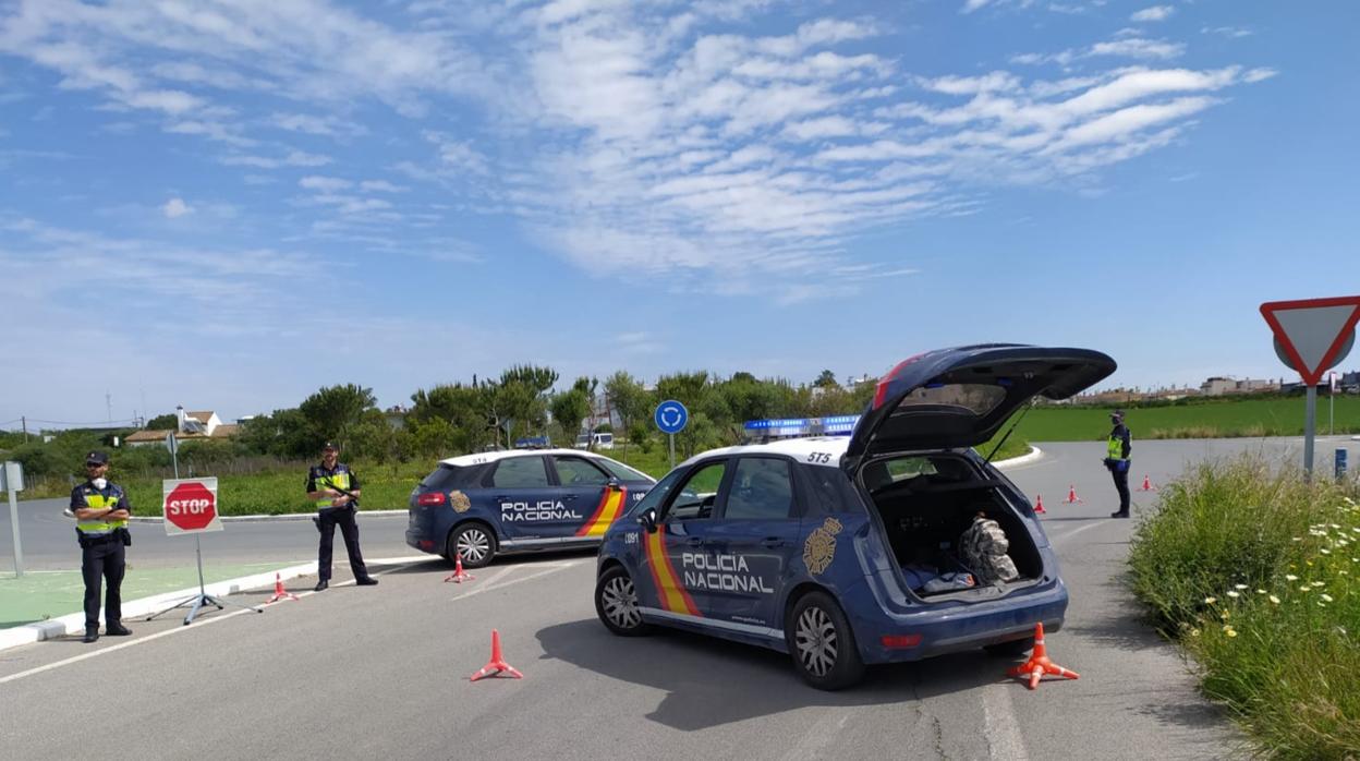 Agentes de la Policía Nacional y Policía Local en un control en Cádiz.