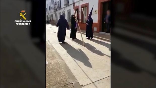 Denunciados seis vecinos de Peñaflor por simular una procesión el pasado Viernes Santo