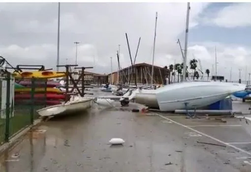 Algunas embarcaciones del Complejo Deportivo Elcano han sufrido despecfectos por el viento