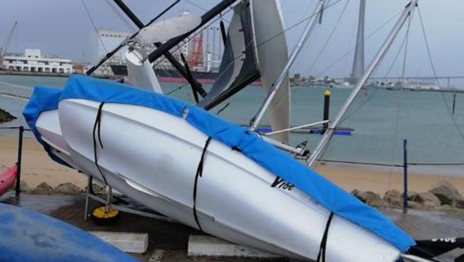 VÍDEO: Veleros desarbolados, catamaranes y raqueros dañados... la tromba marina arrasa el CN Elcano