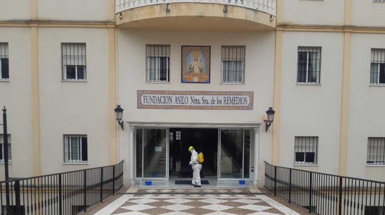 Los bomberos desinfectan la residencia de ancianos de Ubrique.