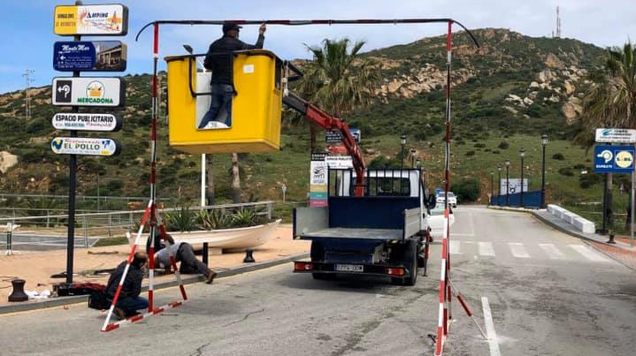 Zahara de los Atunes instala un arco desinfectante para vehículos en uno de sus accesos