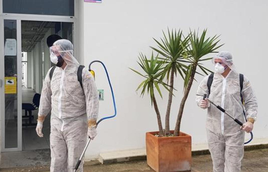 Labores de desinfección en un centro de salud de la provincia de Cádiz.