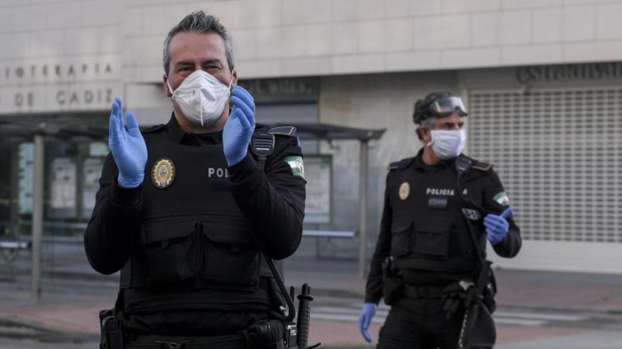 Policías locales de Cádiz aplaudiendo este jueves a los sanitarios del hospital Puerta del Mar.